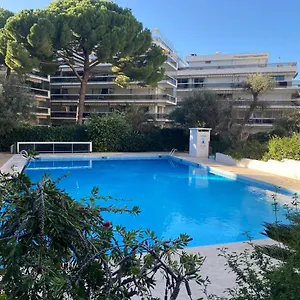 En Classe 2 Etoiles Au Bord De 4 Couchages Avec Lit Superpose Et Au Salon Un Canape Convertible Et Piscine A 300 M Des Transports Communs,gare Ferroviaire,commerces Et Plages Appartement